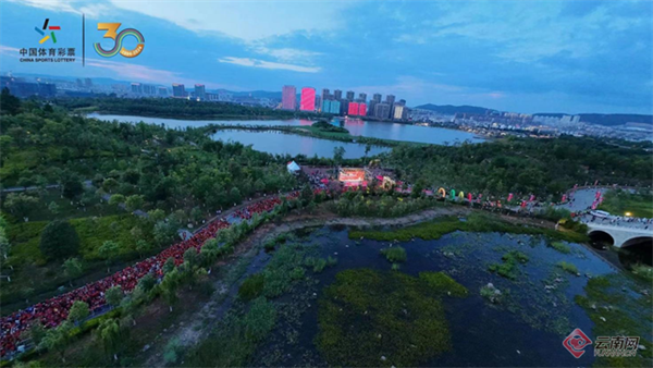 “体彩乐走 乐动楚雄”2024中国体育彩票健身徒步大会火热开走_新华网(图3)