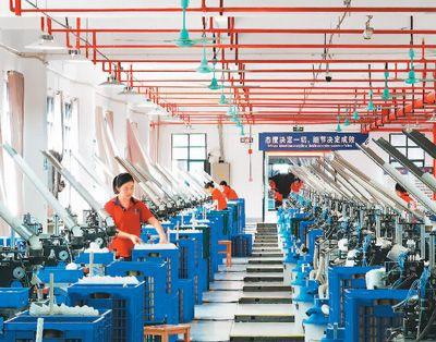 羽毛球、乒乓球、滑板看“中国造”体育用品“飞”向世界(图1)