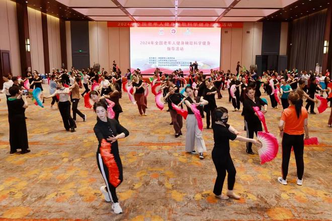 2024年全国老年人健身秧歌科学健身指导活动在枣庄开幕(图3) 2024年全国老年人健身秧歌科学健身指导活动在枣庄开幕(图3)