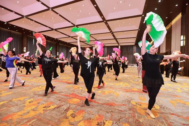 2024年全国老年人健身秧歌科学健身指导活动在枣庄开幕(图2) 2024年全国老年人健身秧歌科学健身指导活动在枣庄开幕(图2)