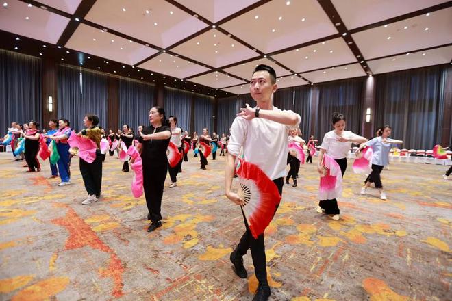 2024年全国老年人健身秧歌科学健身指导活动在枣庄开幕(图4) 2024年全国老年人健身秧歌科学健身指导活动在枣庄开幕(图4)